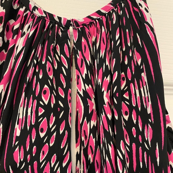 Saks Fifth Avenue Red A lined drawstring neck design with key holes. Siz… - Picture 3 of 3